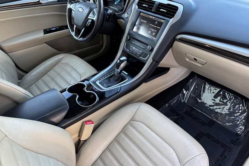 Ford Fusion Vehicle Full-screen Gallery Image 15