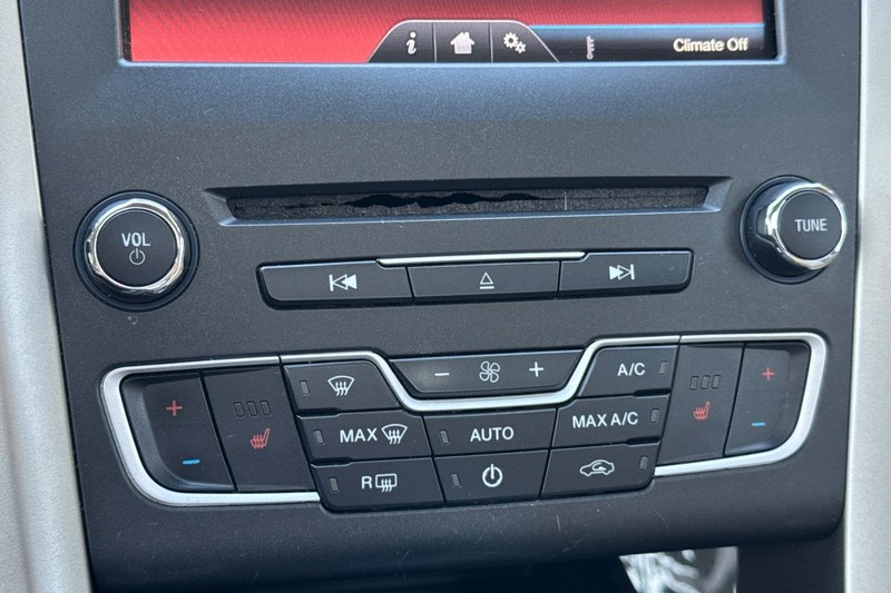 Ford Fusion Vehicle Full-screen Gallery Image 18