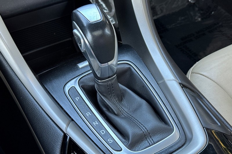 Ford Fusion Vehicle Full-screen Gallery Image 19