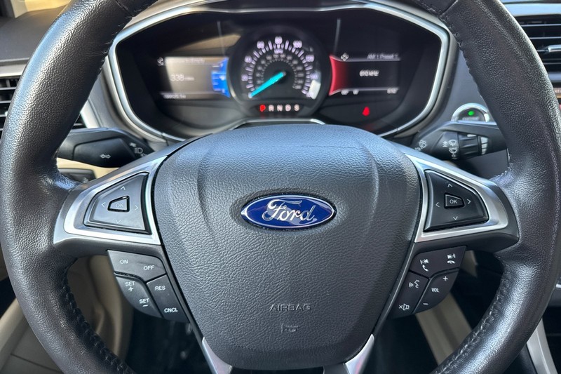 Ford Fusion Vehicle Full-screen Gallery Image 21