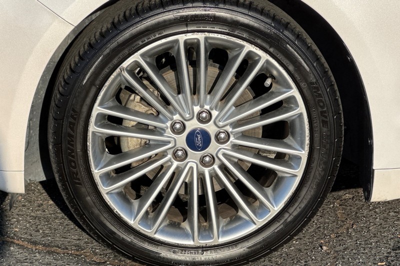 Ford Fusion Vehicle Full-screen Gallery Image 24