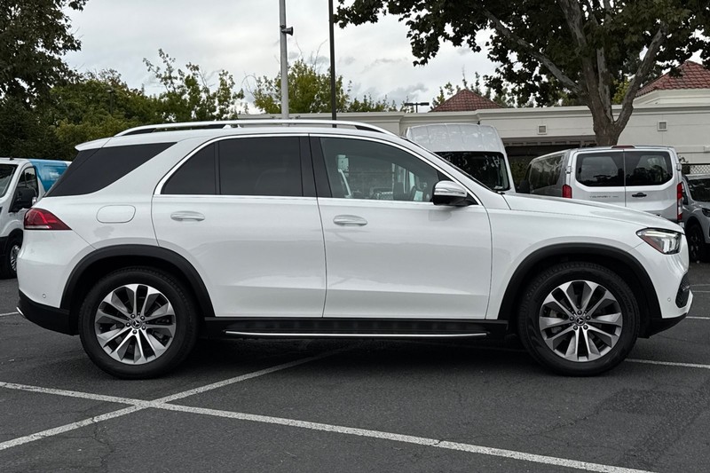 Mercedes-Benz GLE Vehicle Full-screen Gallery Image 03
