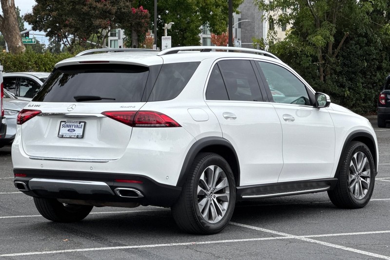 Mercedes-Benz GLE Vehicle Full-screen Gallery Image 04