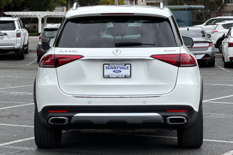 Mercedes-Benz GLE Vehicle Full-screen Gallery Image 05