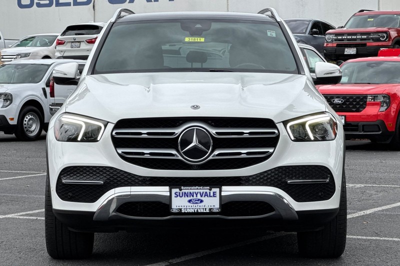 Mercedes-Benz GLE Vehicle Full-screen Gallery Image 09