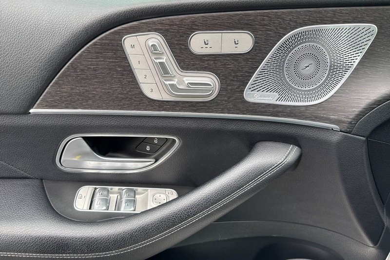Mercedes-Benz GLE Vehicle Full-screen Gallery Image 11
