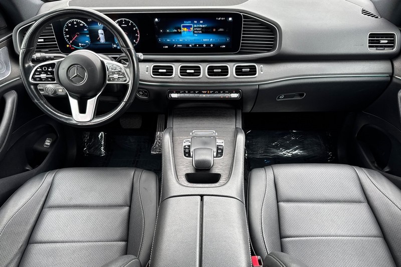 Mercedes-Benz GLE Vehicle Full-screen Gallery Image 13