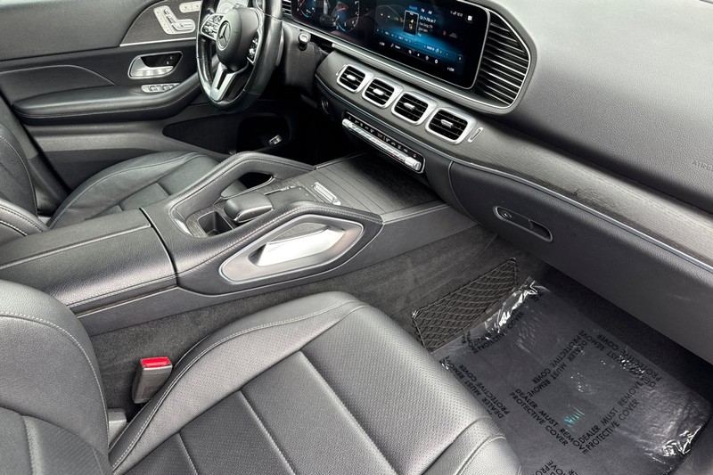 Mercedes-Benz GLE Vehicle Full-screen Gallery Image 15
