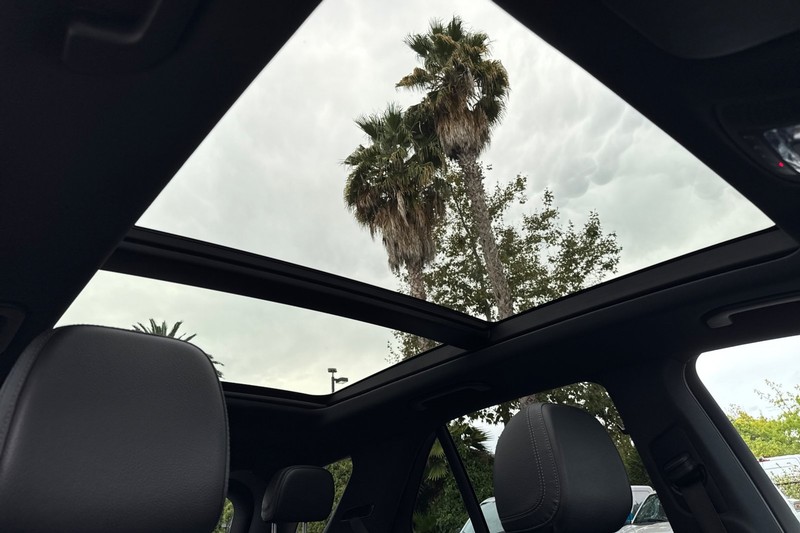 Mercedes-Benz GLE Vehicle Full-screen Gallery Image 16