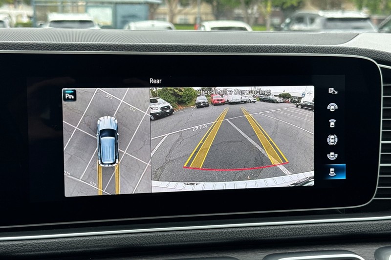 Mercedes-Benz GLE Vehicle Full-screen Gallery Image 18