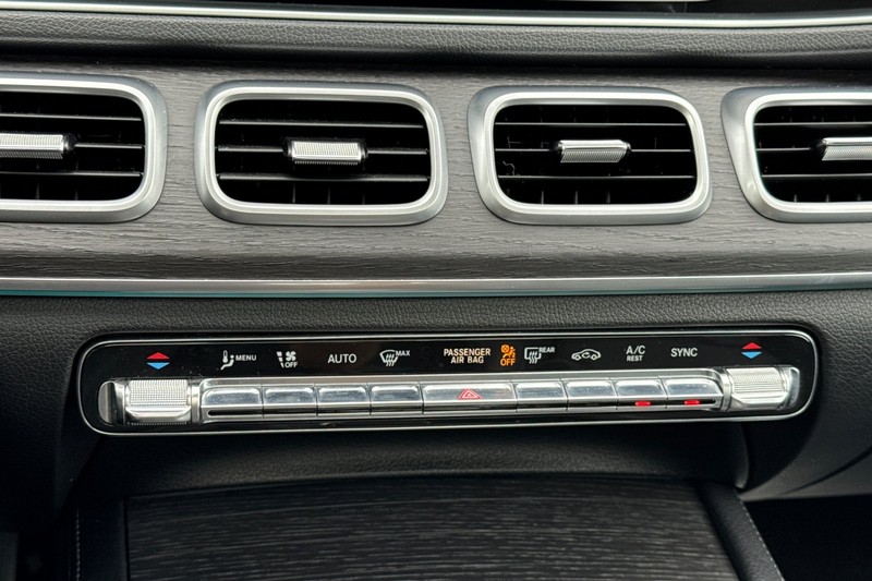 Mercedes-Benz GLE Vehicle Full-screen Gallery Image 19