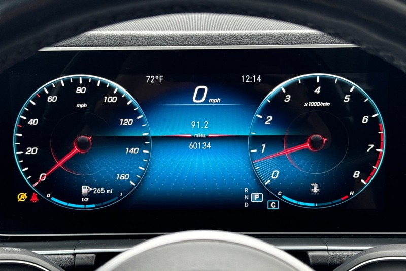 Mercedes-Benz GLE Vehicle Full-screen Gallery Image 23