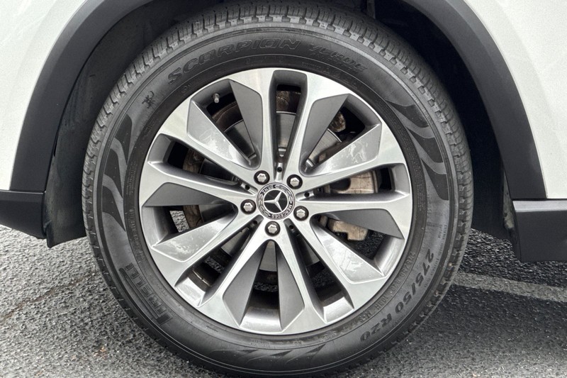 Mercedes-Benz GLE Vehicle Full-screen Gallery Image 25