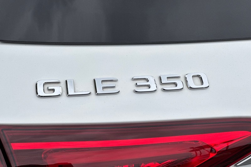 Mercedes-Benz GLE Vehicle Full-screen Gallery Image 26
