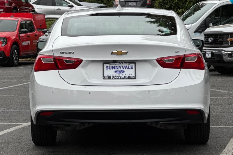 Chevrolet Malibu Vehicle Full-screen Gallery Image 05
