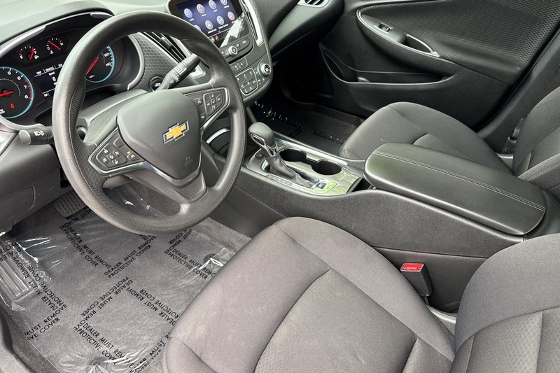Chevrolet Malibu Vehicle Full-screen Gallery Image 10