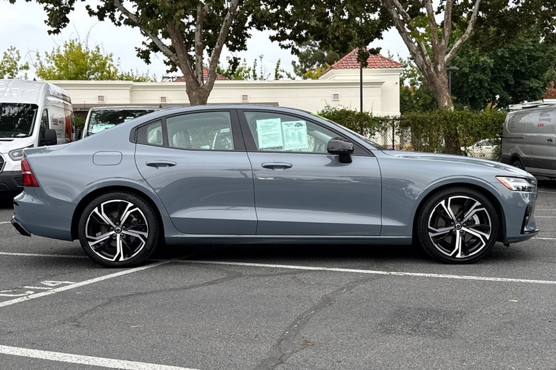 Volvo S60 Vehicle Full-screen Gallery Image 03