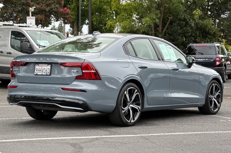 Volvo S60 Vehicle Full-screen Gallery Image 04