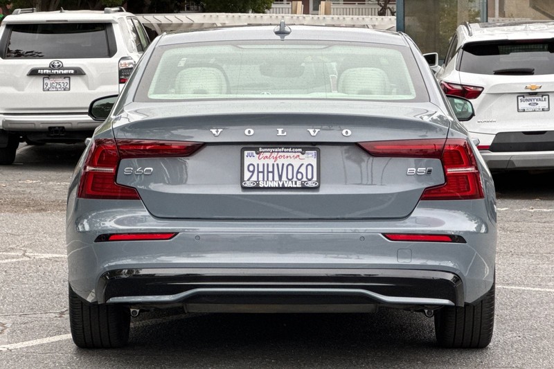 Volvo S60 Vehicle Full-screen Gallery Image 05