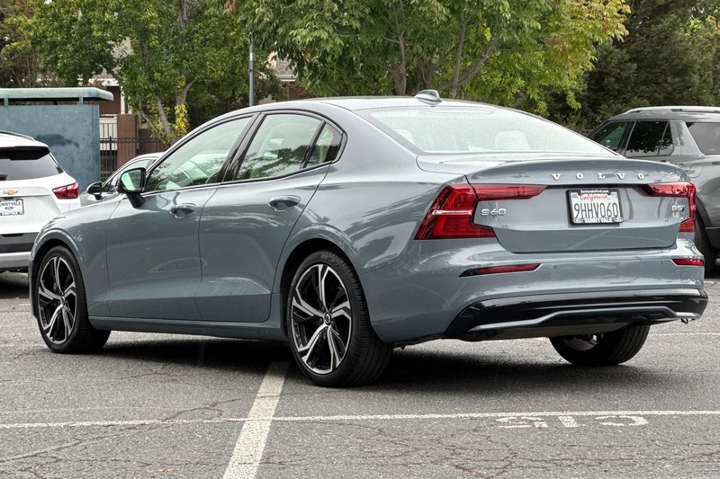 Volvo S60 Vehicle Full-screen Gallery Image 06
