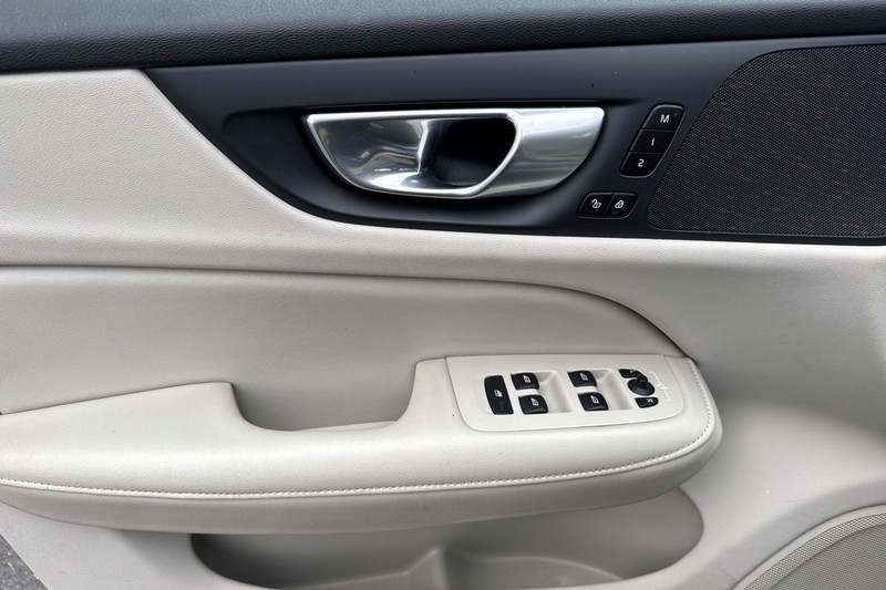 Volvo S60 Vehicle Full-screen Gallery Image 11