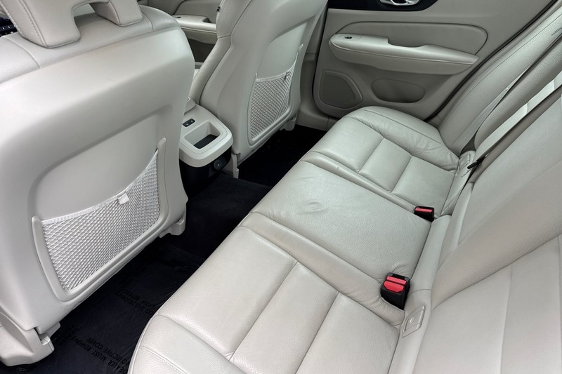 Volvo S60 Vehicle Full-screen Gallery Image 12
