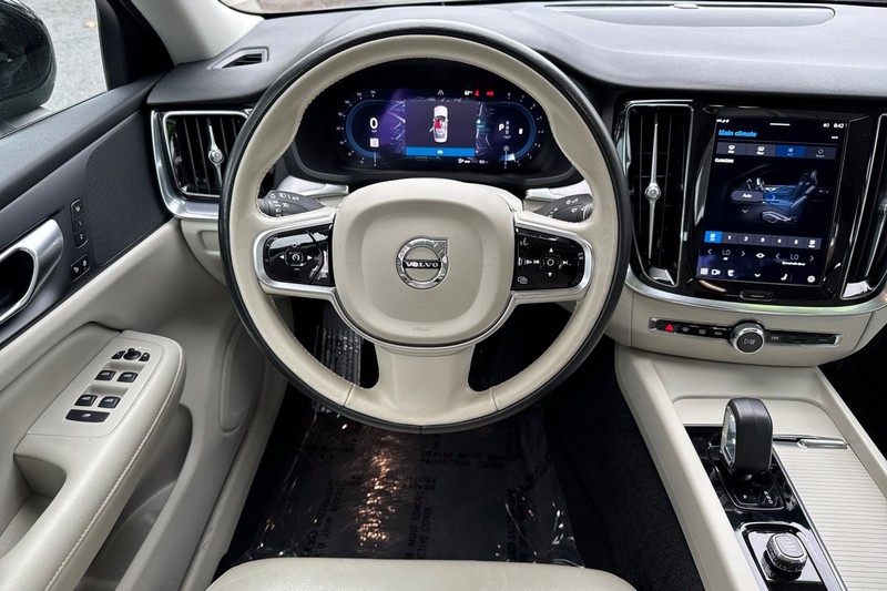 Volvo S60 Vehicle Full-screen Gallery Image 14