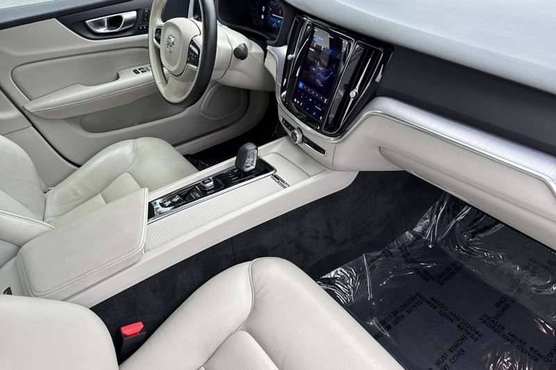 Volvo S60 Vehicle Full-screen Gallery Image 15