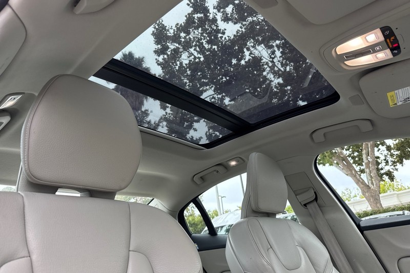 Volvo S60 Vehicle Full-screen Gallery Image 16