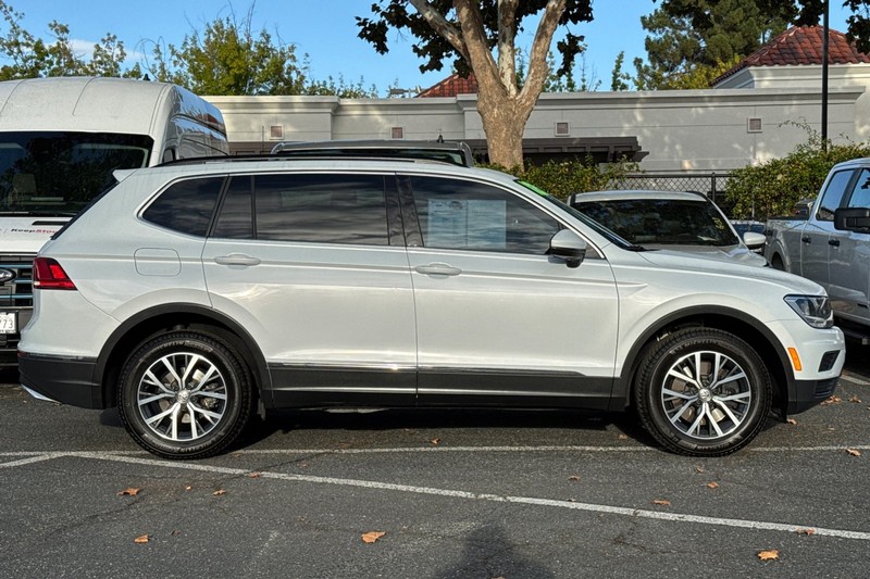 Volkswagen Tiguan Vehicle Full-screen Gallery Image 03