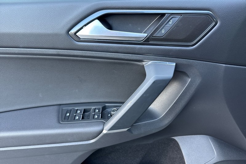 Volkswagen Tiguan Vehicle Full-screen Gallery Image 11