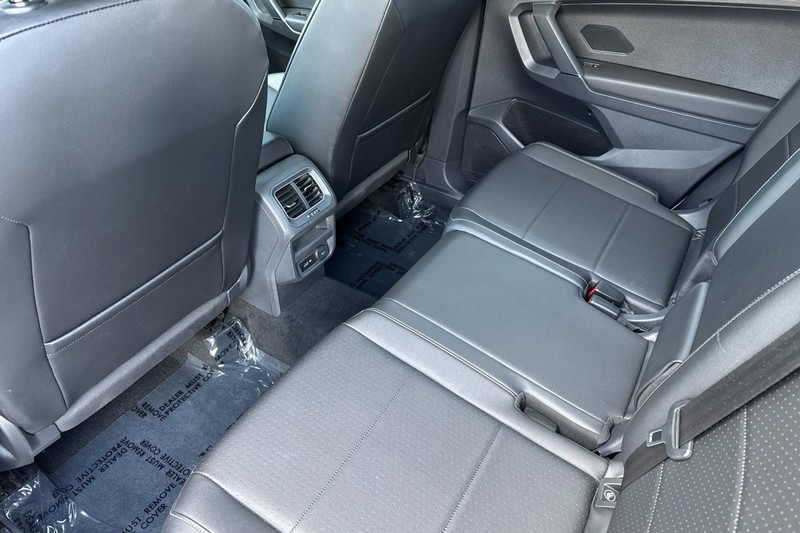Volkswagen Tiguan Vehicle Full-screen Gallery Image 12