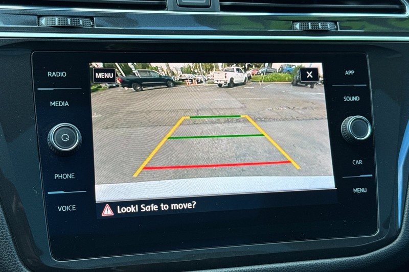 Volkswagen Tiguan Vehicle Full-screen Gallery Image 18