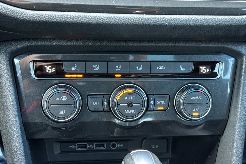 Volkswagen Tiguan Vehicle Full-screen Gallery Image 19