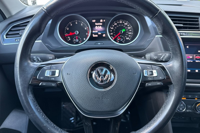 Volkswagen Tiguan Vehicle Full-screen Gallery Image 22