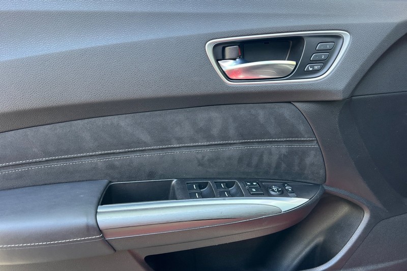 Acura TLX Vehicle Full-screen Gallery Image 11