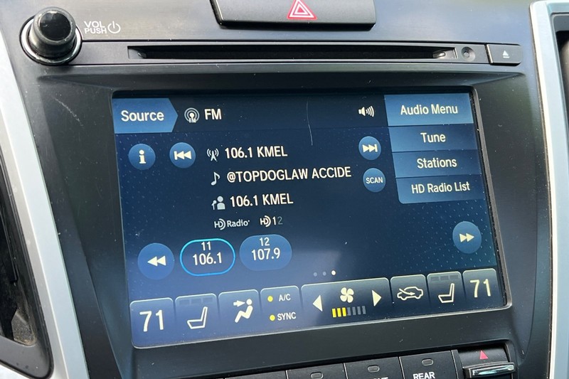Acura TLX Vehicle Full-screen Gallery Image 17
