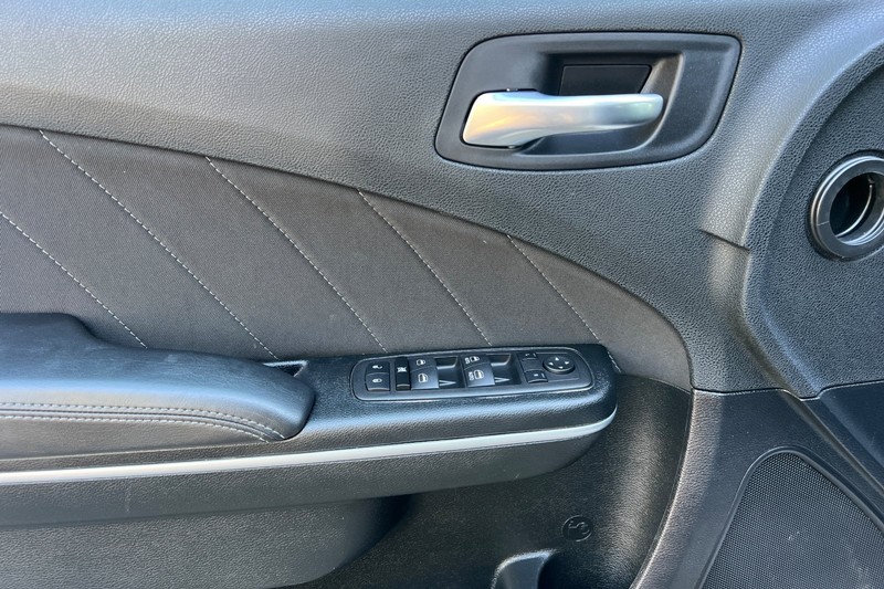 Dodge Charger Vehicle Full-screen Gallery Image 10