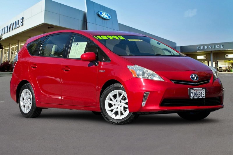 Toyota Prius v Vehicle Full-screen Gallery Image 02