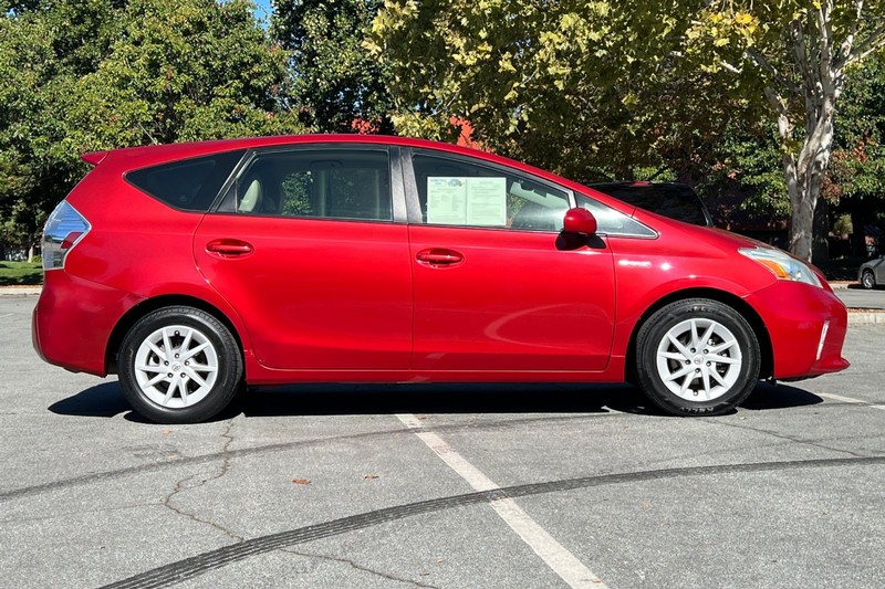 Toyota Prius v Vehicle Full-screen Gallery Image 03