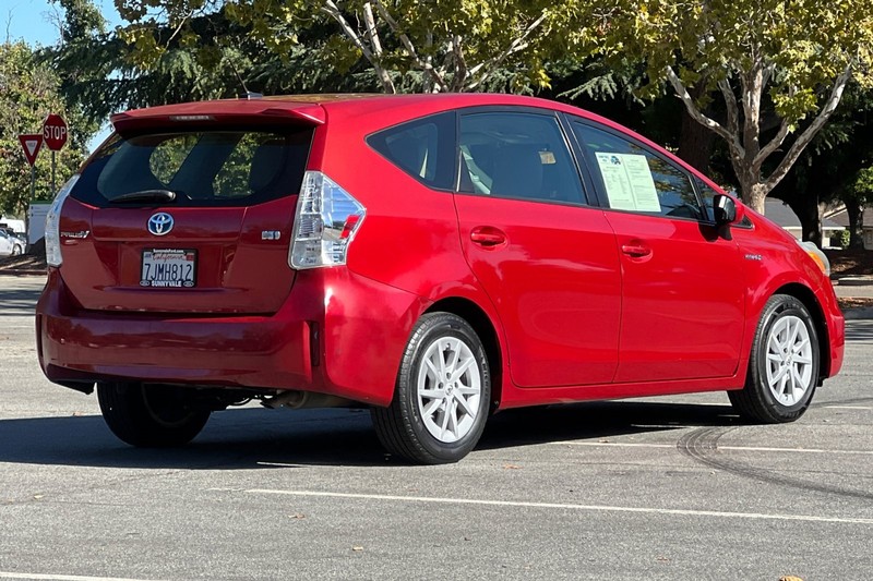 Toyota Prius v Vehicle Full-screen Gallery Image 04