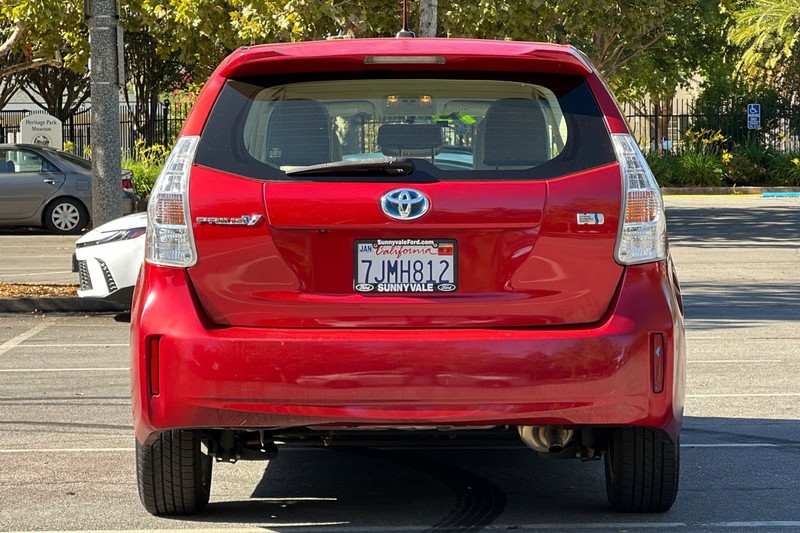 Toyota Prius v Vehicle Full-screen Gallery Image 05