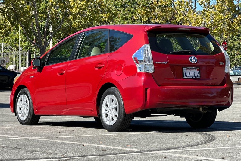 Toyota Prius v Vehicle Full-screen Gallery Image 06