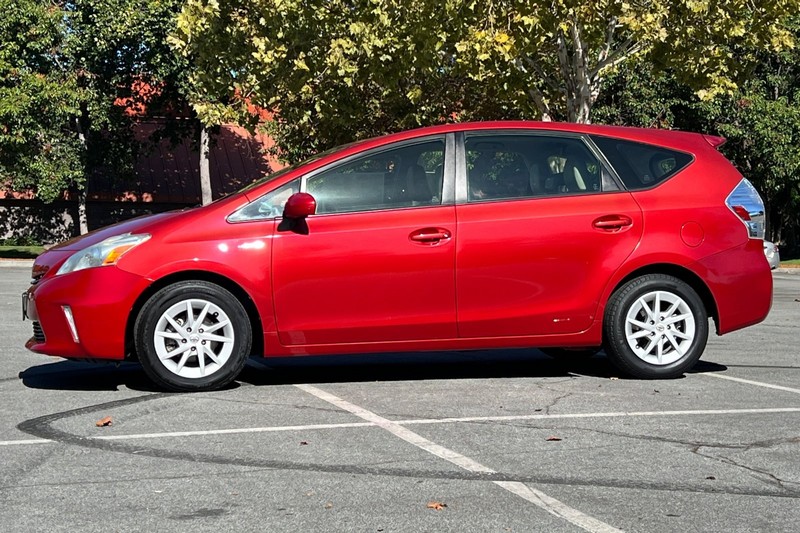 Toyota Prius v Vehicle Full-screen Gallery Image 07