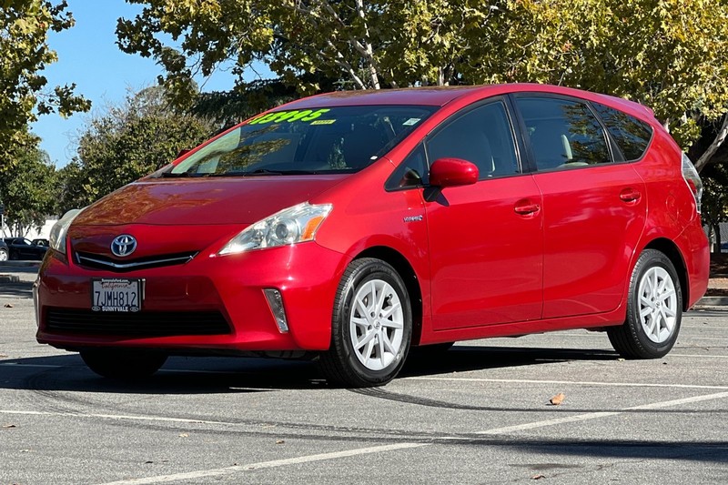Toyota Prius v Vehicle Full-screen Gallery Image 08