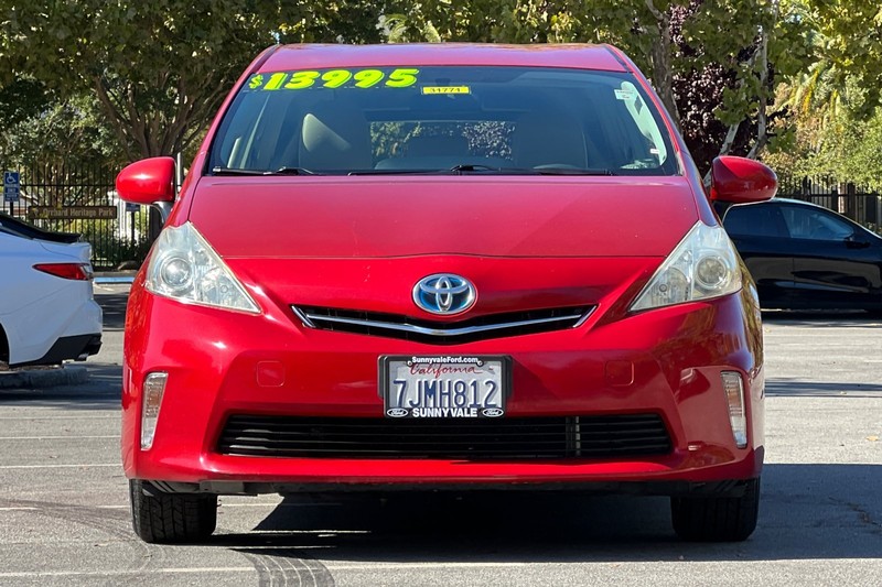 Toyota Prius v Vehicle Full-screen Gallery Image 09