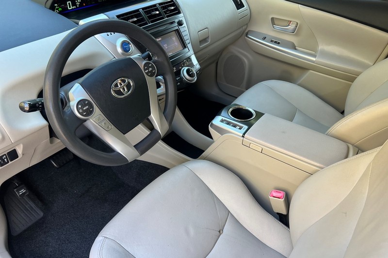 Toyota Prius v Vehicle Full-screen Gallery Image 10