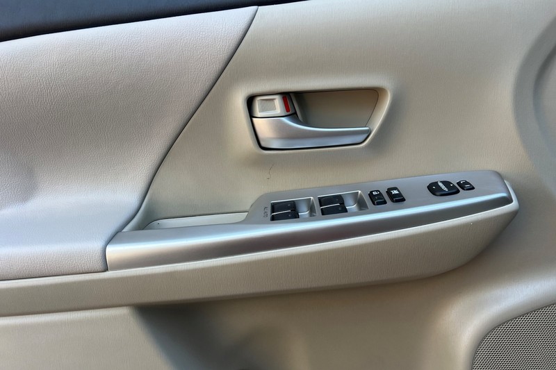 Toyota Prius v Vehicle Full-screen Gallery Image 11