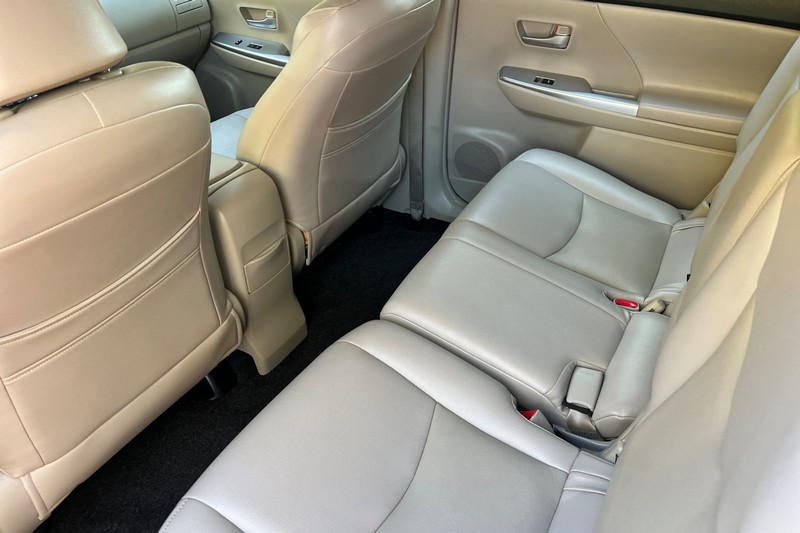 Toyota Prius v Vehicle Full-screen Gallery Image 12