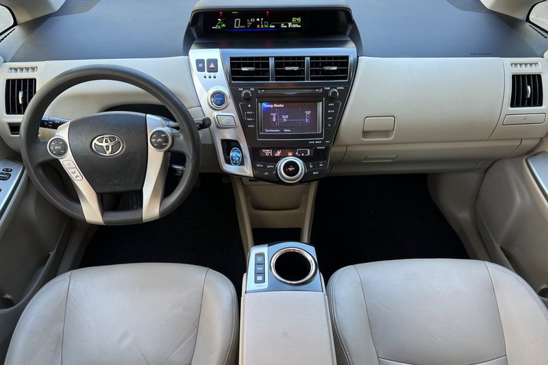 Toyota Prius v Vehicle Full-screen Gallery Image 13